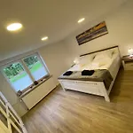 Schoene Mit Garten Beim Outletcenter 5 Km Apartmán