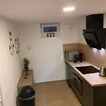 Schoene Mit Garten Beim Outletcenter 5 Km Apartmán