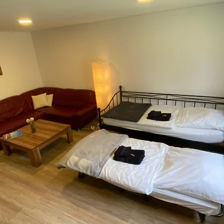 아파트 Schoene Mit Garten Beim Outletcenter 5 Km