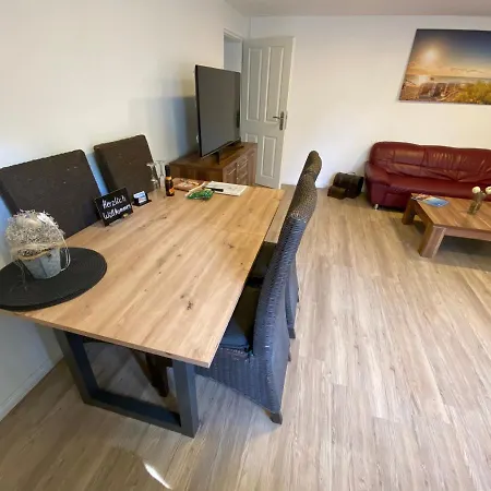 Schoene Mit Garten Beim Outletcenter 5 Km 아파트