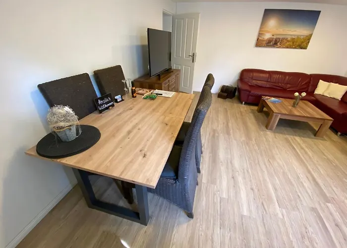 Schoene Mit Garten Beim Outletcenter 5 Km 아파트